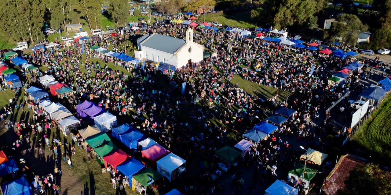 Una multitud en Colonia Nievas para la Fiesta de la Kerb